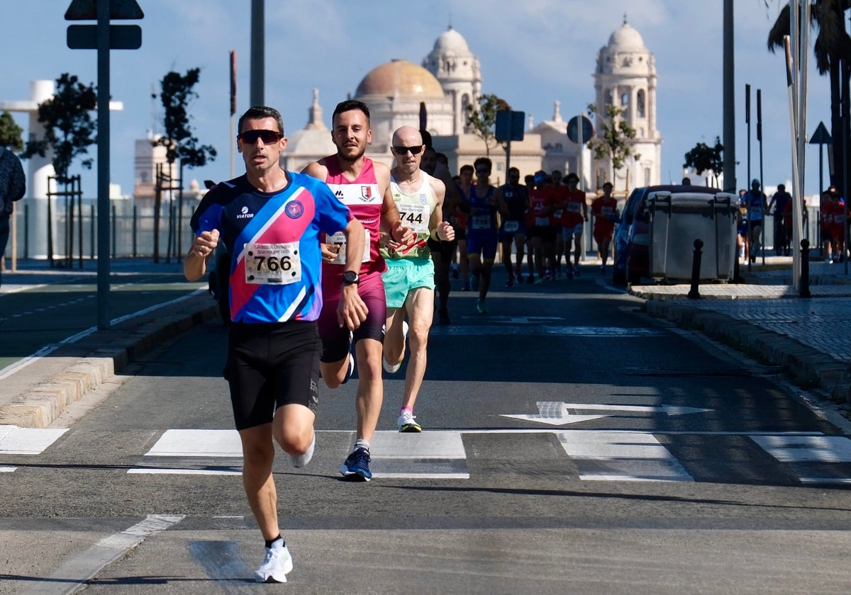 La carrera se celebró este sábado por la mañana por las calles de la capital gaditana.