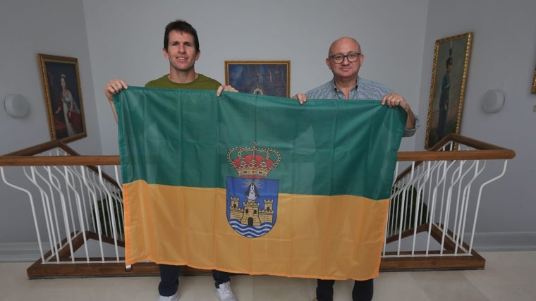 Pablo Grandes y José Ignacio González Nieto posan con la bandera de El Puerto.