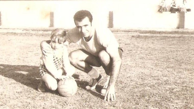 Manolo Rueda cuando era un niño junto a su padre en el Sancho Dávila.