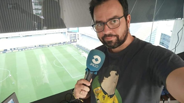 El periodista Rubén López en el Estadio Carranza.