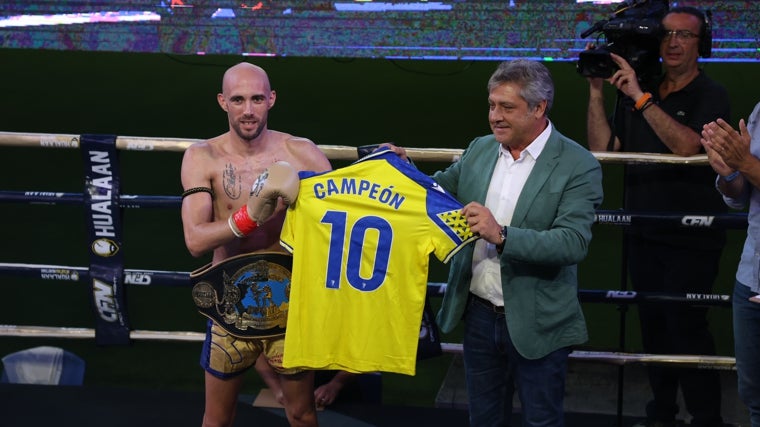 Pepe Mata hace entrega a Carlos Coello de una camiseta del Cádiz CF con el dorsal 10 y el rótulo de campeón.