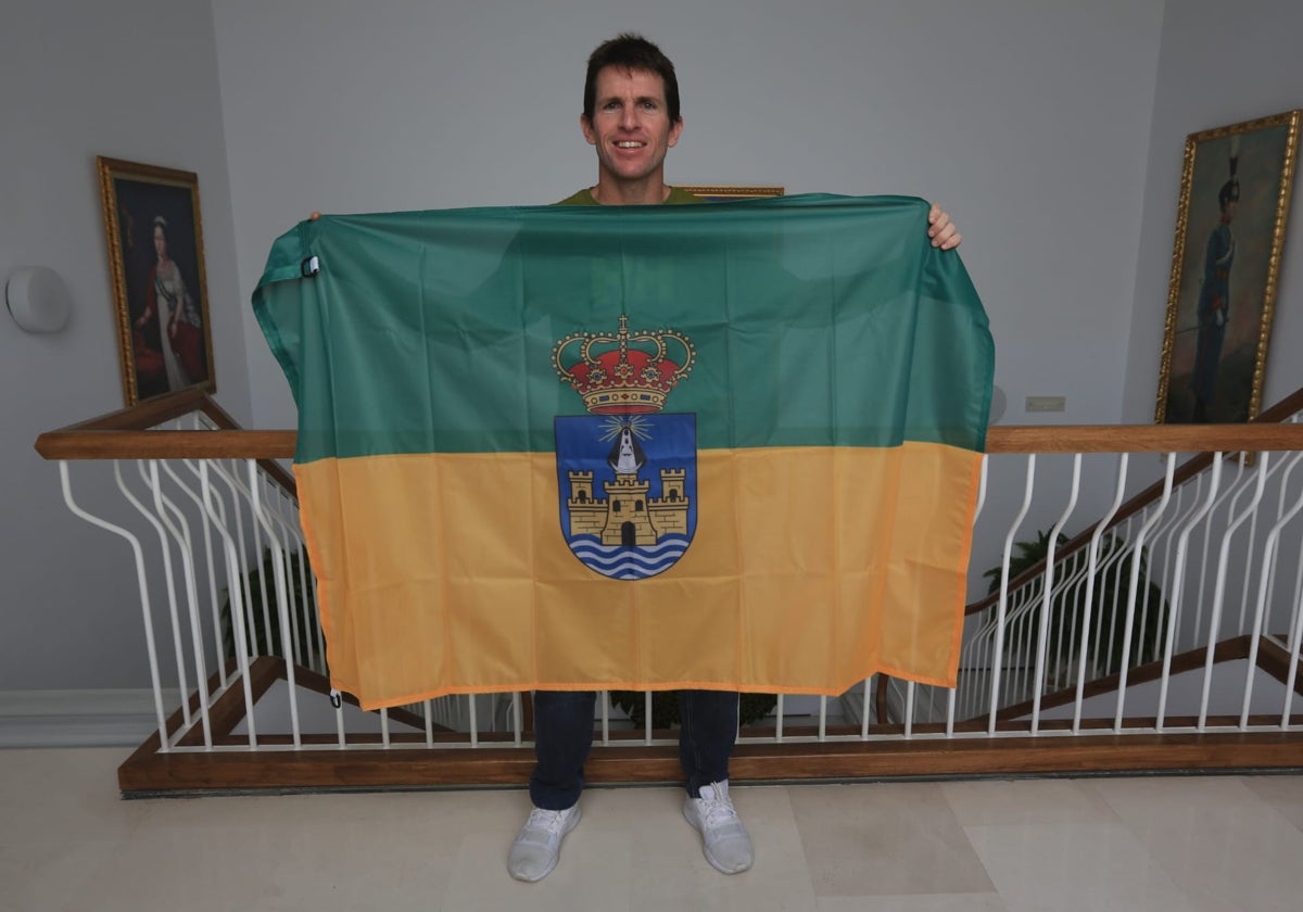 Pablo Grandes posa con una bandera de El Puerto de Santa María, su localidad natal, antes de acudir a los Juegos Olímpicos.