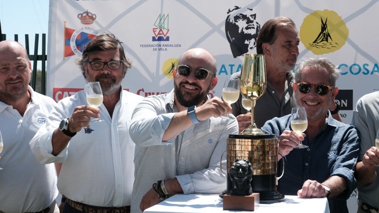 Brindis por la celebración de ambas citas.