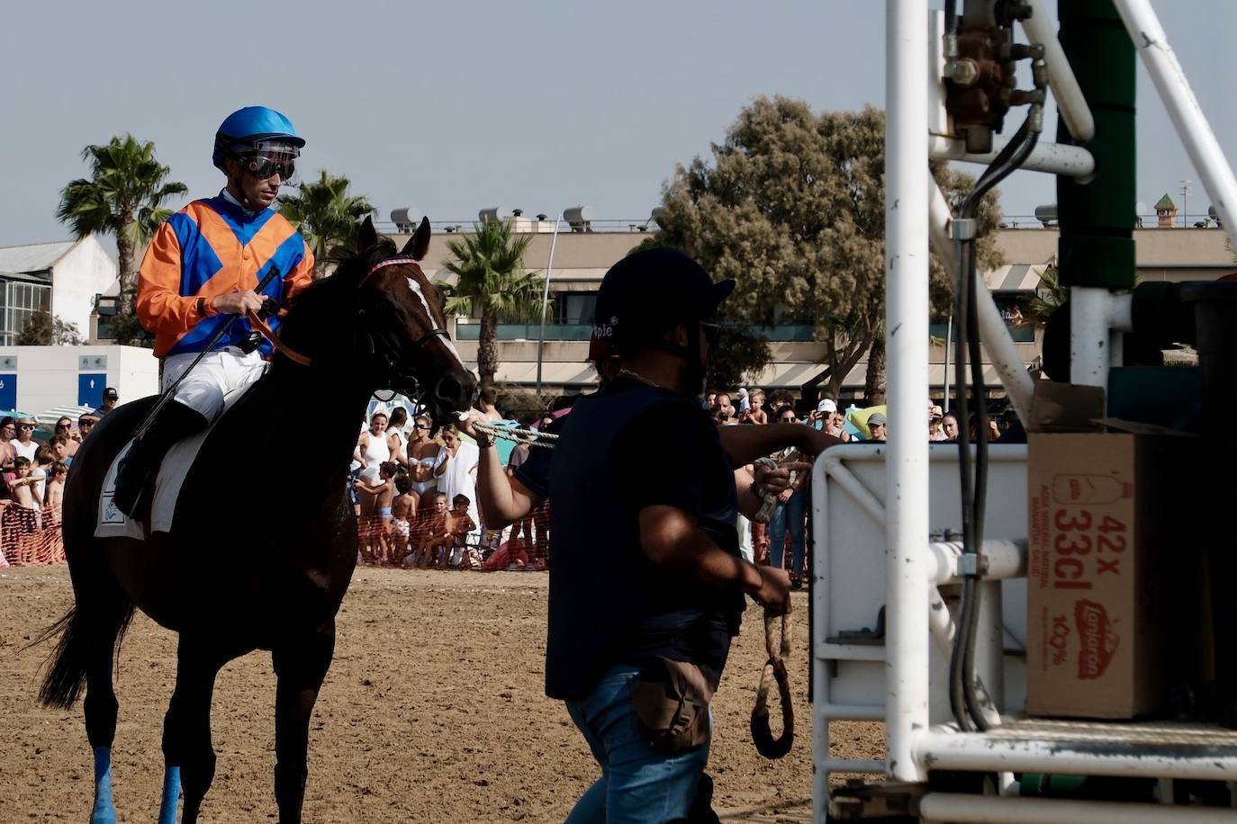 La primera carrera del segundo ciclo de las Carreras de Caballos de Sanlúcar en imágenes