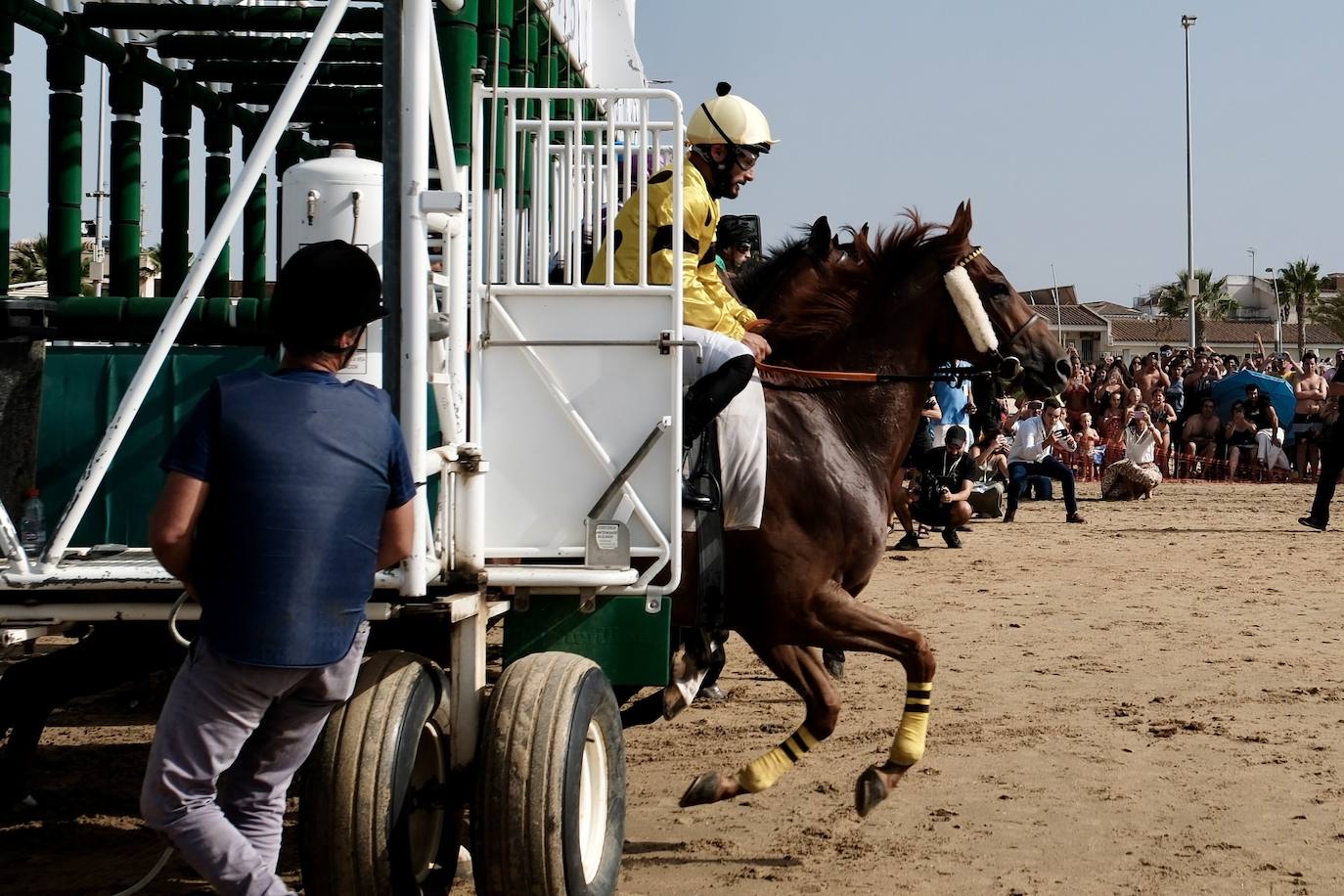 La primera carrera del segundo ciclo de las Carreras de Caballos de Sanlúcar en imágenes