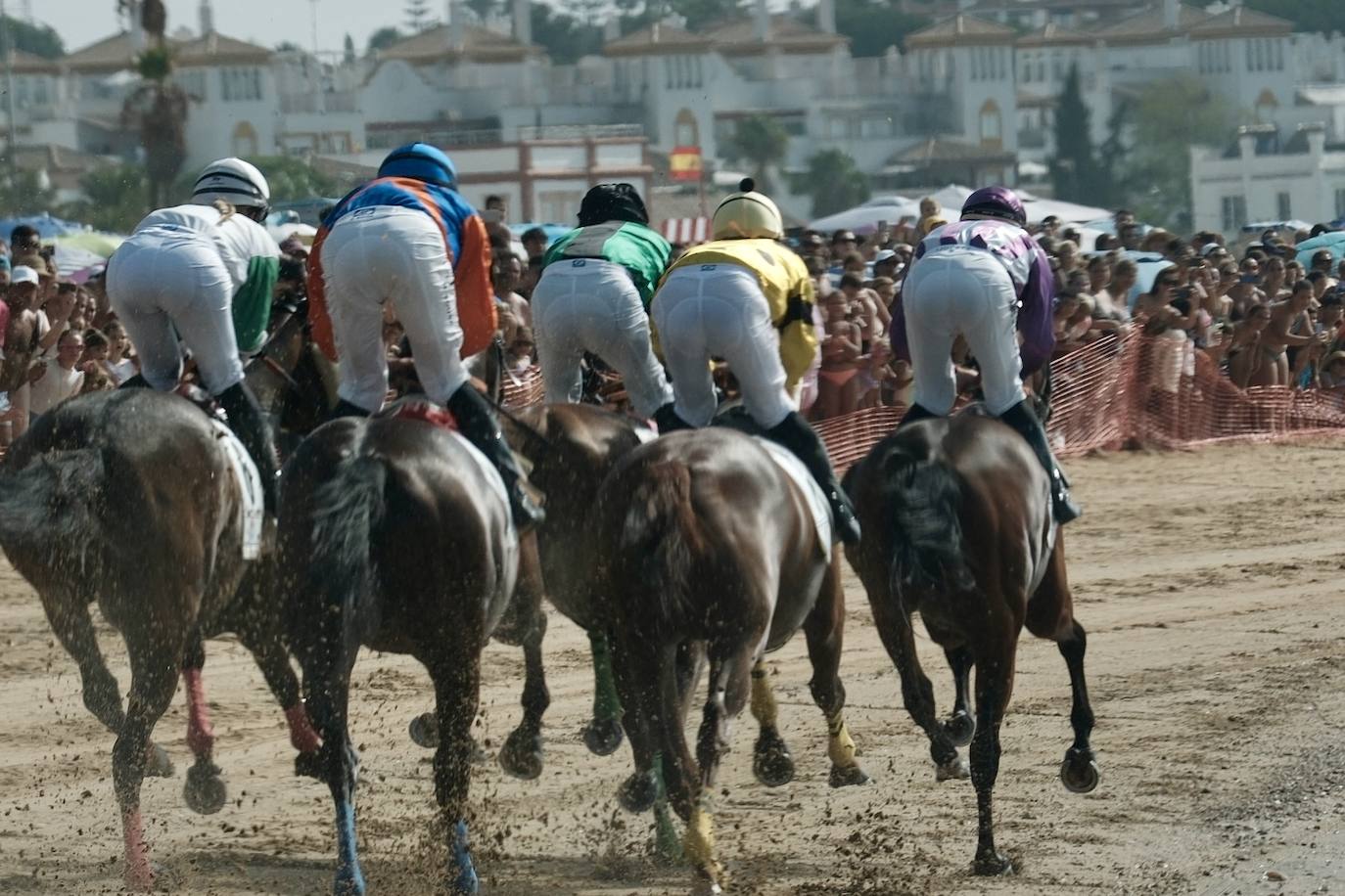 La primera carrera del segundo ciclo de las Carreras de Caballos de Sanlúcar en imágenes