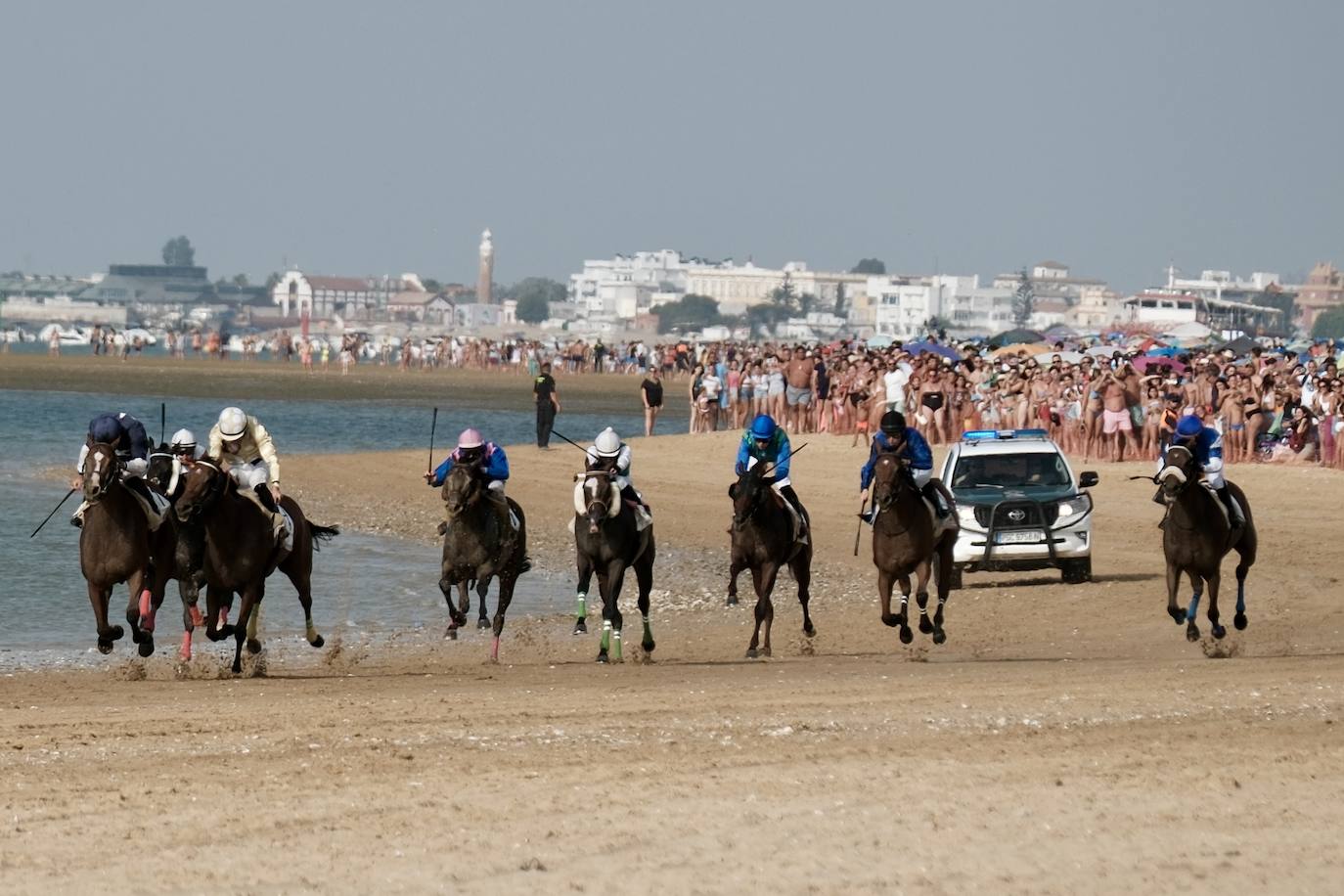 La primera carrera del segundo ciclo de las Carreras de Caballos de Sanlúcar en imágenes