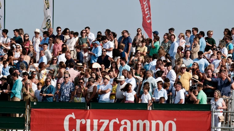 La afición abarrotó las gradas situadas en la playa sanluqueña.