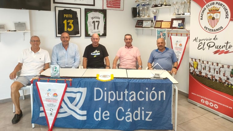 Parte de la junta directiva de los Veteranos del Racing Club Portuense.