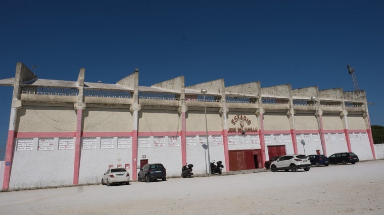 Fachada principal del Estadio José del Cuvillo.