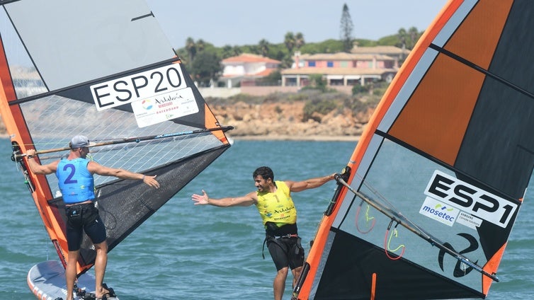 Pleno de los anfitriones en el Campeonato del Mundo de la clase Raceboard