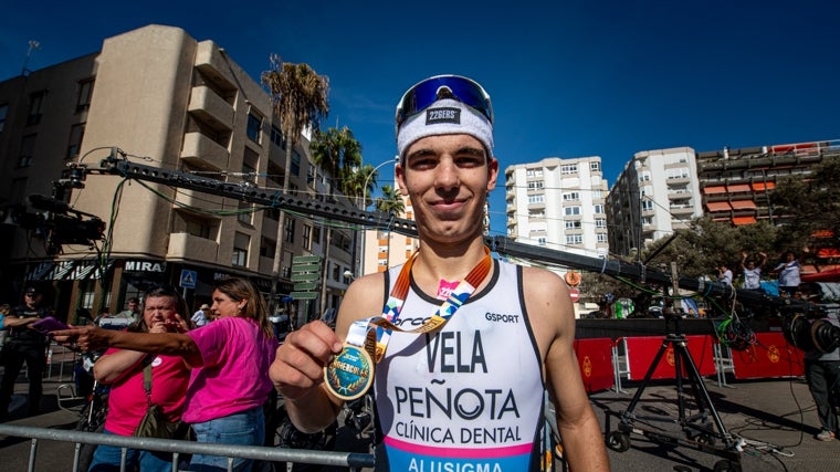 Jesús Vela, ganador, posa con su medalla