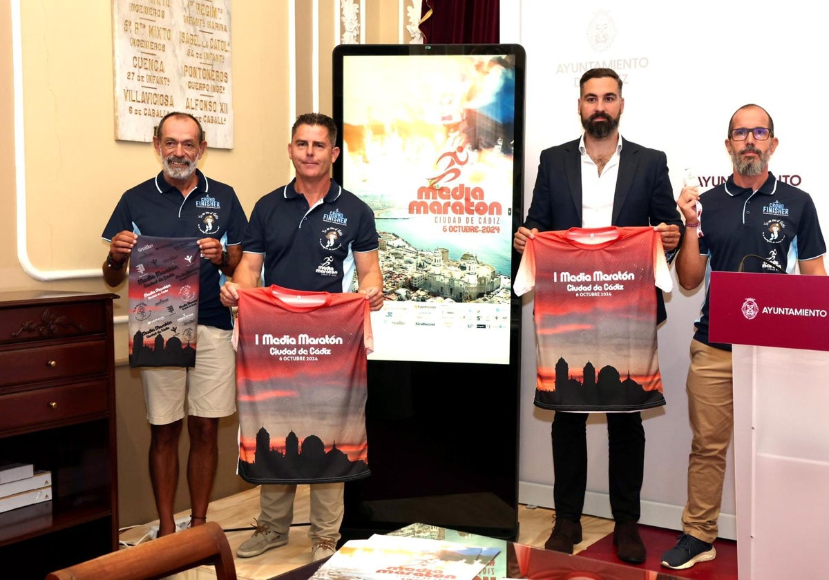 Los organizadores de la prueba junto al concejal de Deportes Carlos Lucero