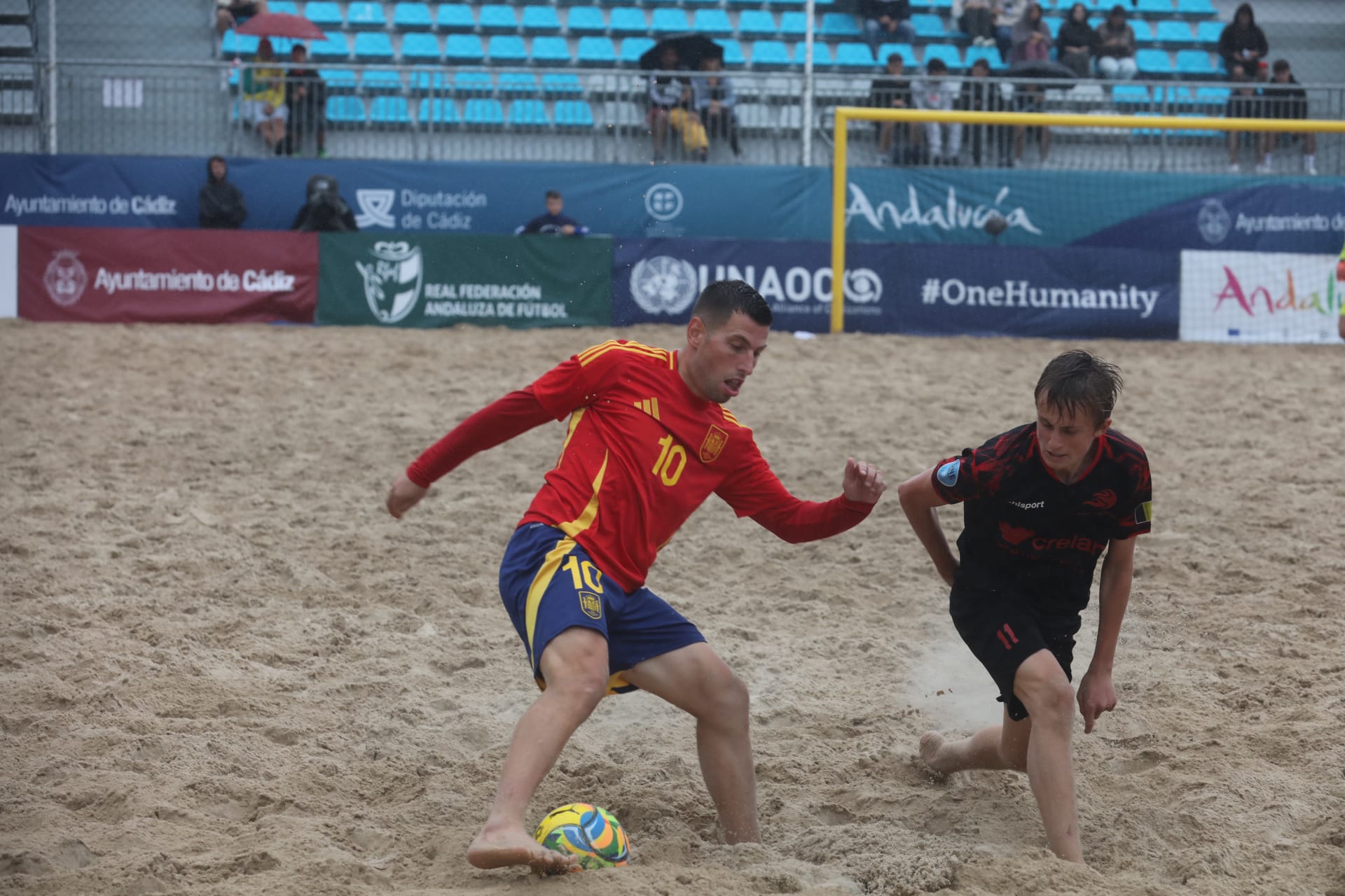 Fotos: La selección española de fútbol playa juega en la playa de la Victoria