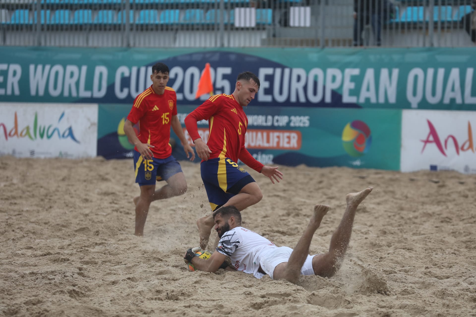 Fotos: La selección española de fútbol playa juega en la playa de la Victoria