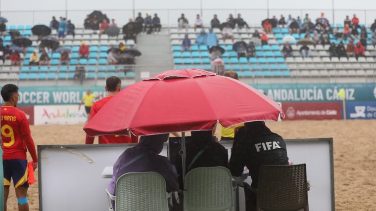 La lluvia volvió a hacer acto de presencia en el Cádiz Arena.