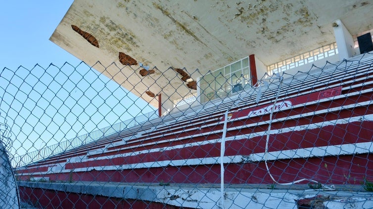 Adiós a la cubierta del Estadio José del Cuvillo tras más de 50 años