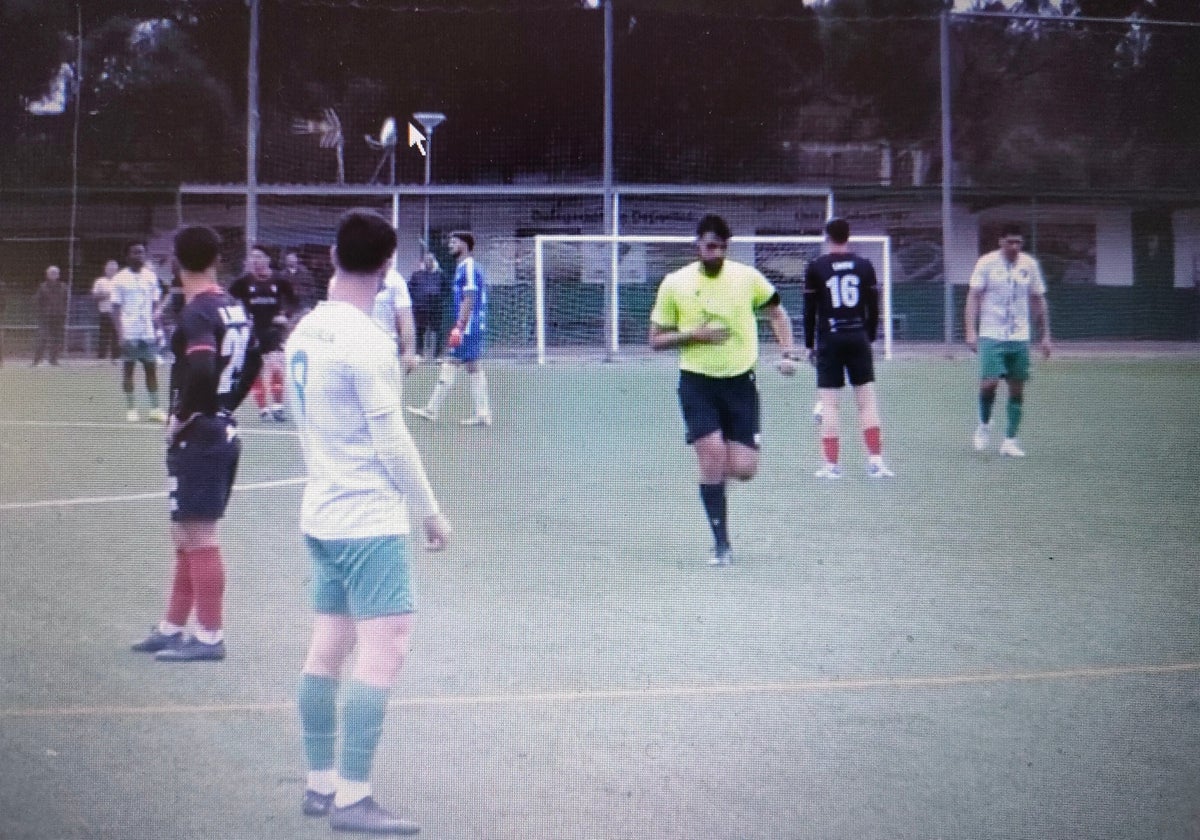 Momento en el que el árbitro Yeray Morales Aparicio va a suspender el encuentro.