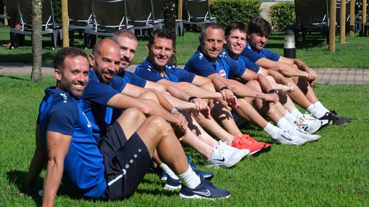 Jesús Casas con su staff técnico en una visita a Montecastillo (Jerez).