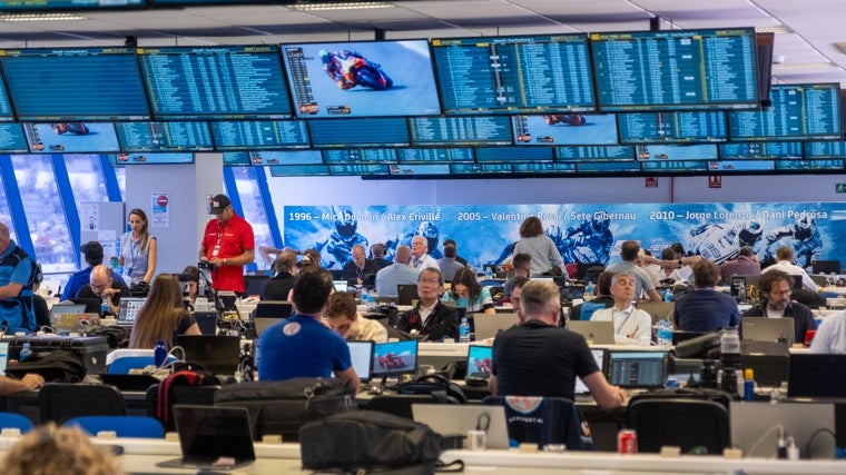 Los medios de comunicación siguen todo lo que acontece en el Circuito de Jerez - Ángel Nieto.