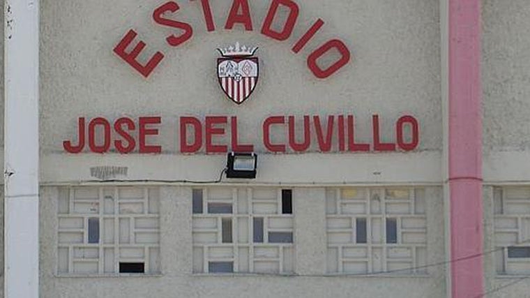 Fachada principal del Estadio José del Cuvillo.