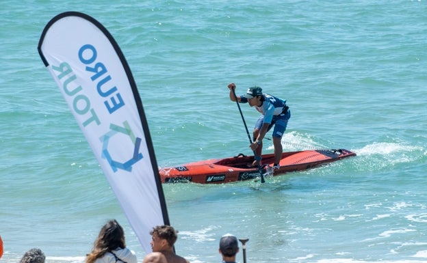 El japonés Shuri Araki en plena acción durante la final de hoy en La Barrosa.