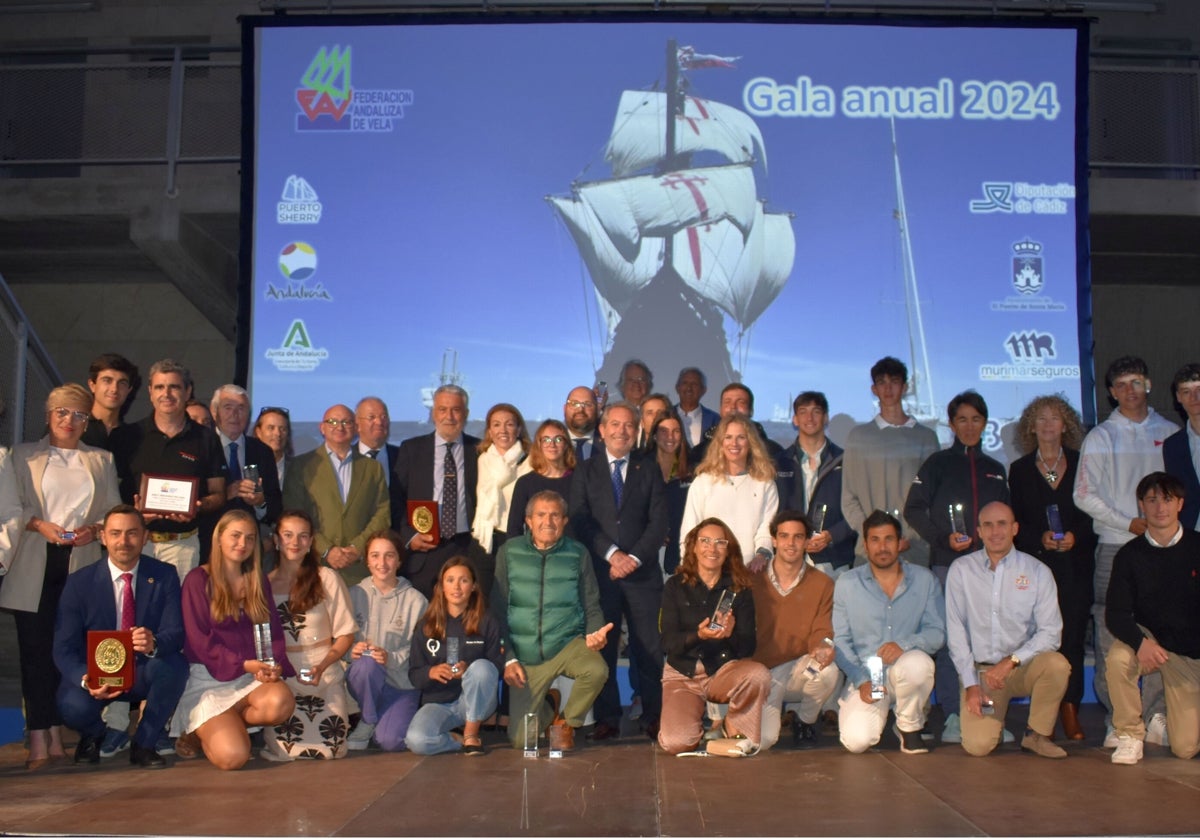 Foto de familia de los premiados.