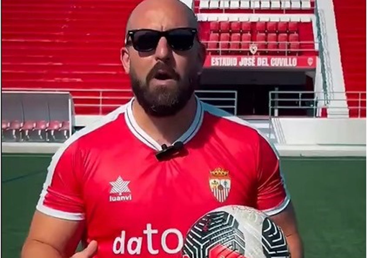 Germán Beardo se viste de corto para anunciar que el Ayuntamiento de El Puerto regala 1.000 entradas para llenar el Cuvillo este domingo