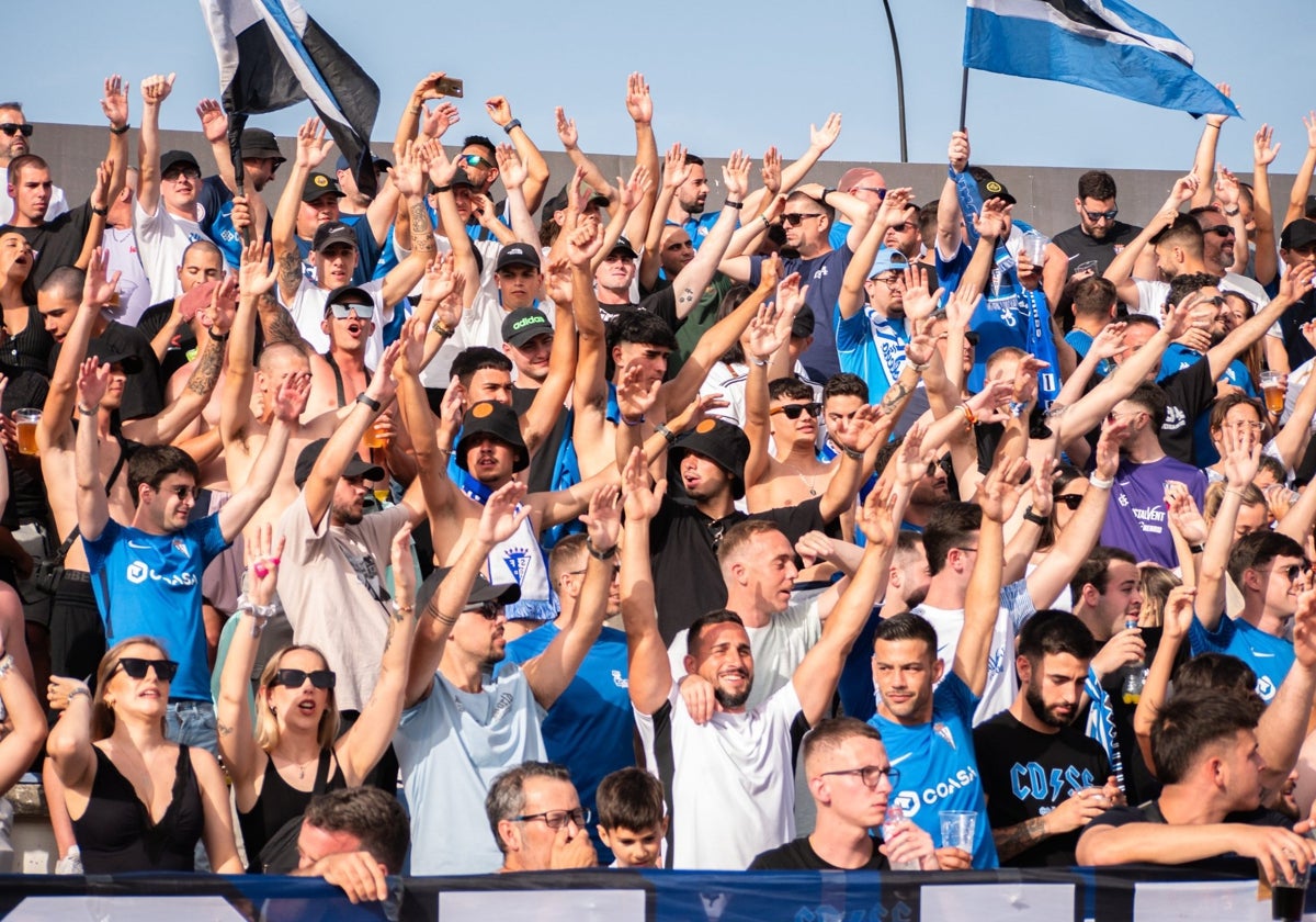 La afición del San Fernando CD lucha por la supervivencia de su club.