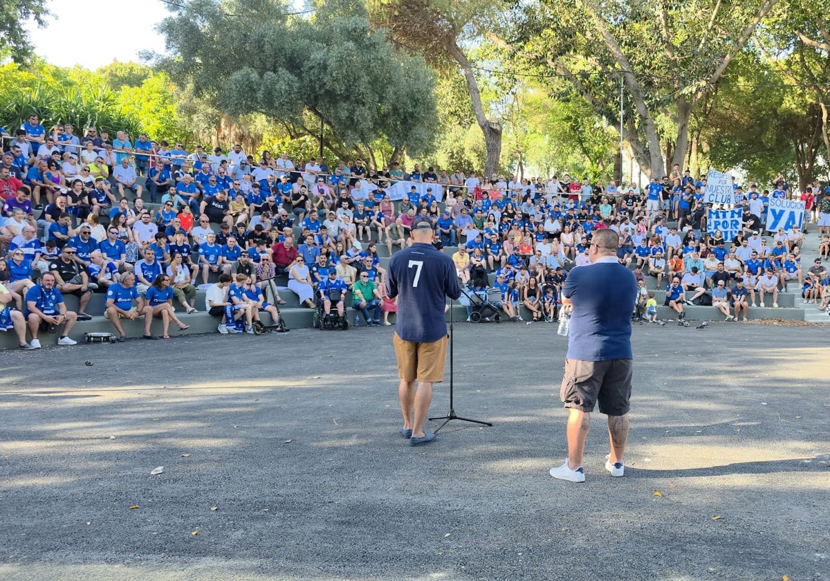 700 seguidores del San Fernando CD se dieron cita en el Parque Almirante Laulhé.