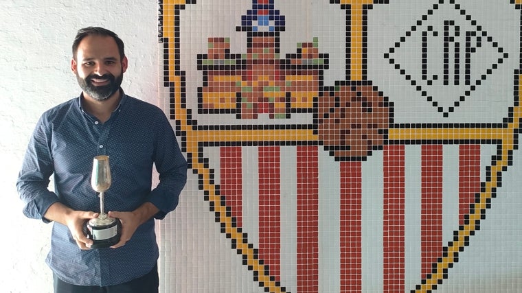 Álvaro Mogollo con el 'Catavino de Plata'.