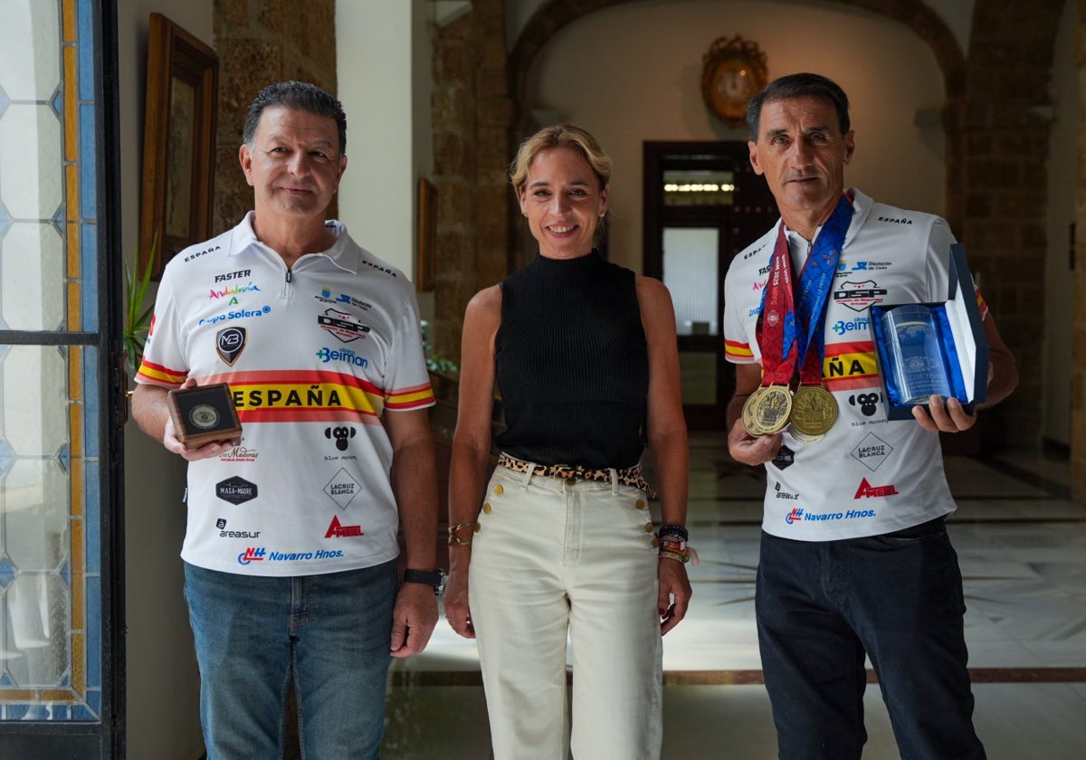 Almudena Martínez, presidenta de la Diputación de Cádiz, recibió a los deportistas de Sherrypol.