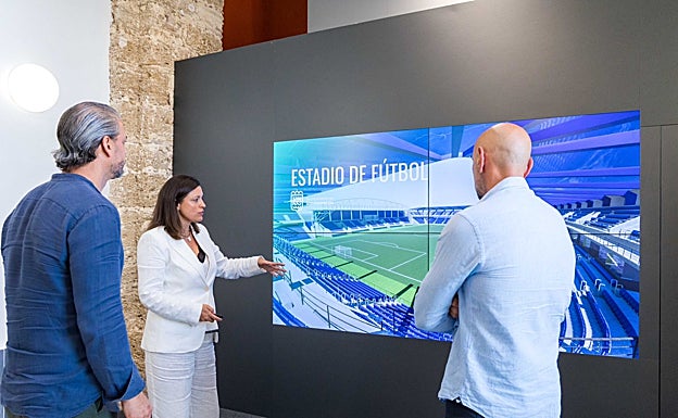 Cavada muestra a Ramos y Monchi cómo quedará el nuevo estadio de Bahía Sur.