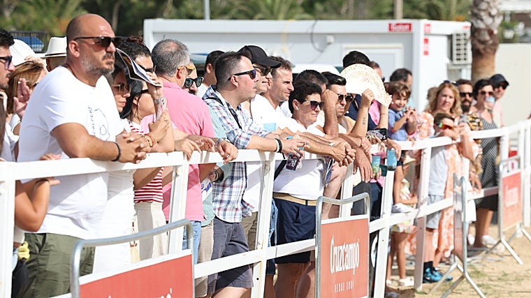 Numeroso público se dio cita en las playas de Sanlúcar de Barrameda.
