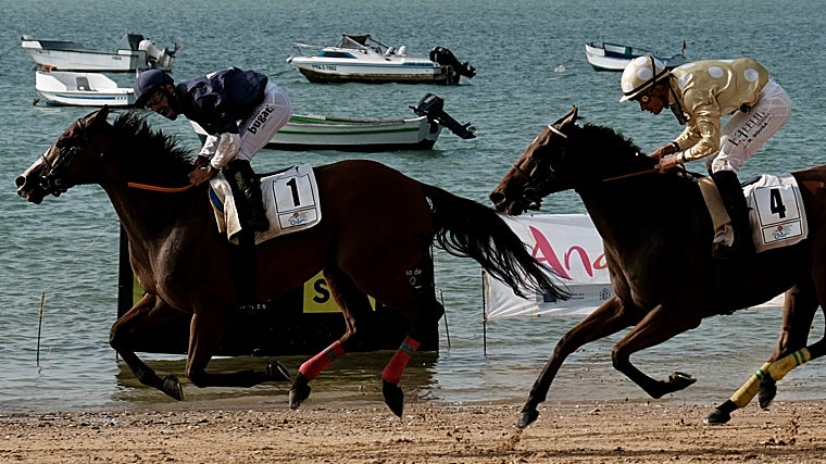 Imagen de una de las carreras de caballos sobre la arena de las playas sanluqueñas.