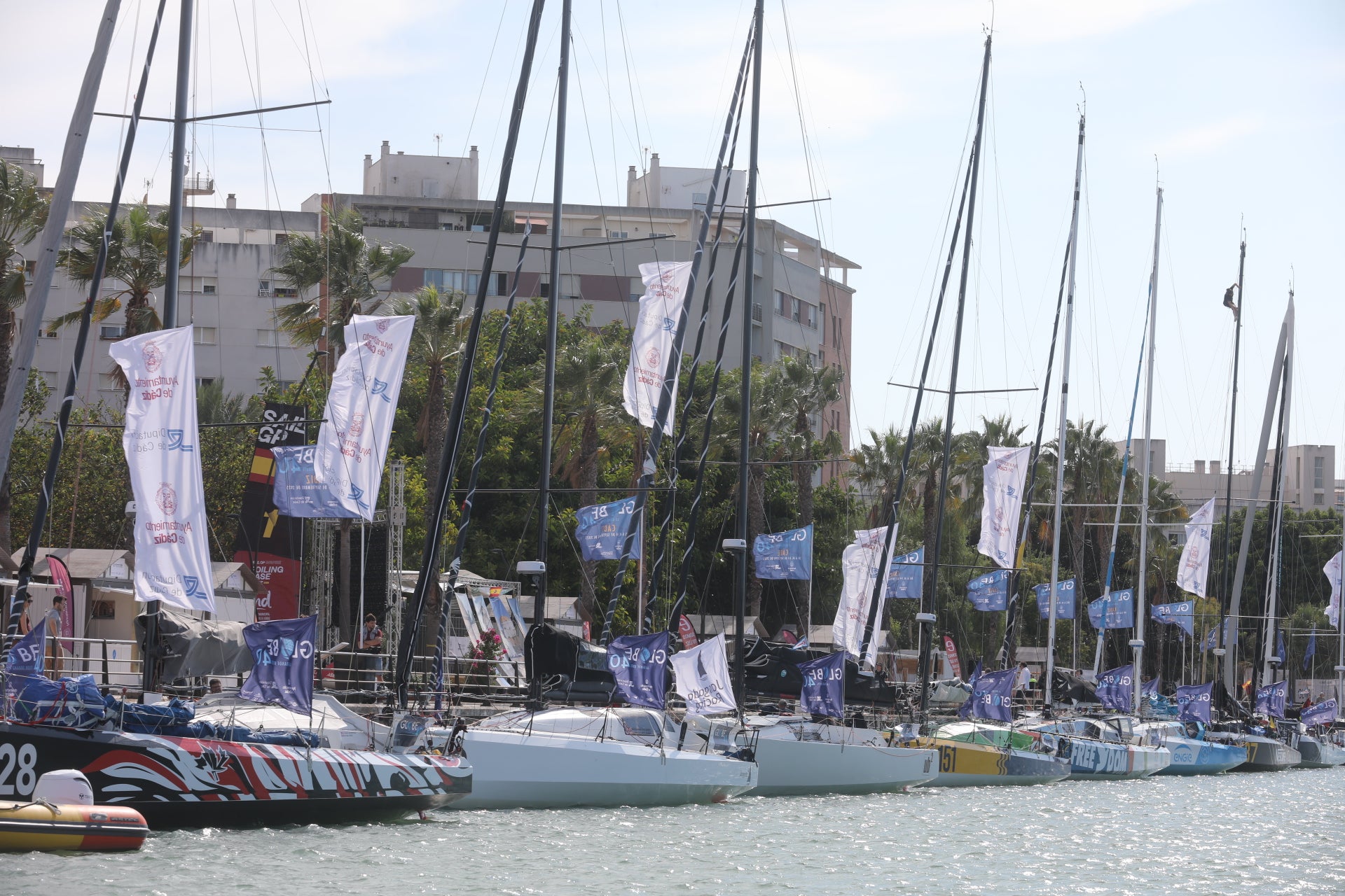 Los participantes en la regata Globe 40 velan armas en Cádiz