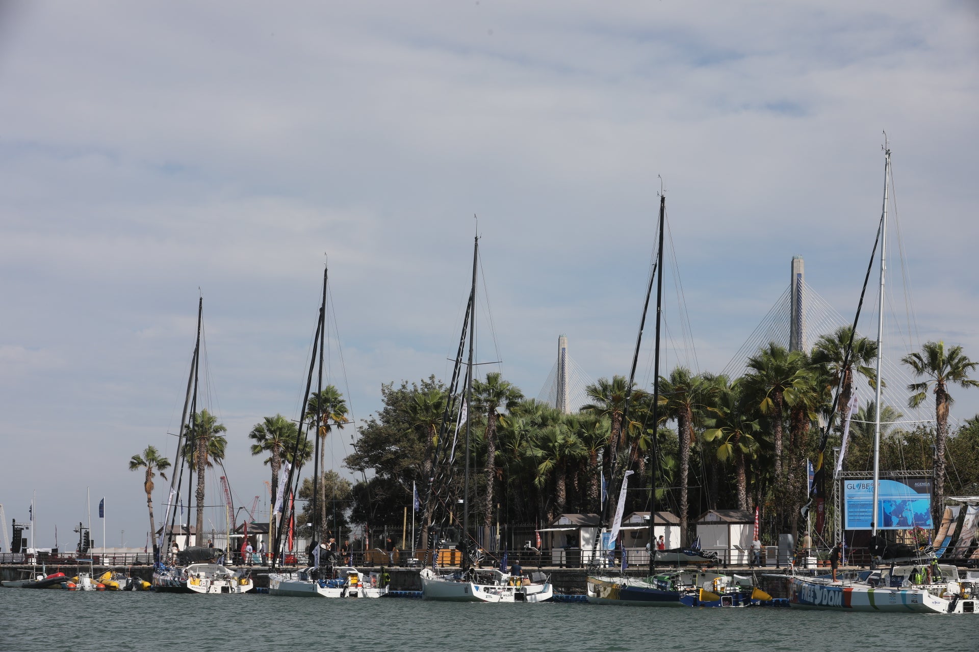 Los participantes en la regata Globe 40 velan armas en Cádiz