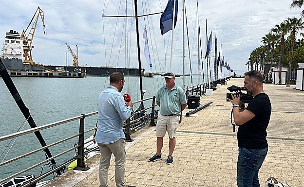 Roger Waggot , con gorra, atiende a la prensa junto al pantanal.