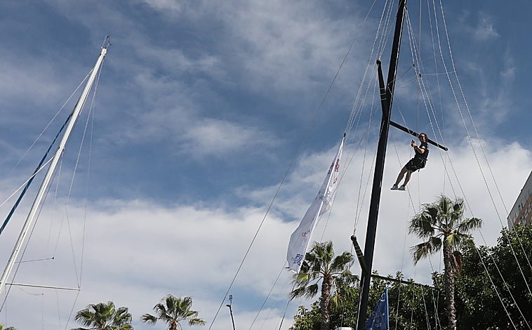 Imagen principal - Aina Bauzá se cuelga de un cabo para ver el estado de su barco, abajo, en el interior de su embarcación; derecha, Djemila atiende a LA VOZ esta semana. 