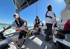 Embarcados en la Regata de Patrocinadores, protagonista del día en la Globe 40 a su paso por Cádiz