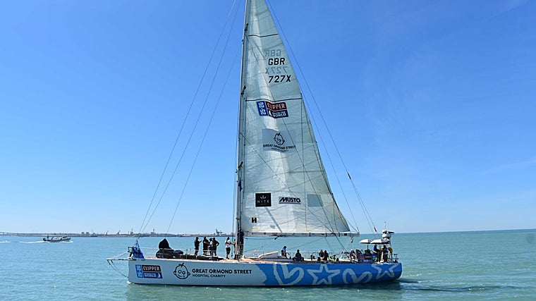 Los participantes se preparan en las aguas de la Bahía de Cádiz.