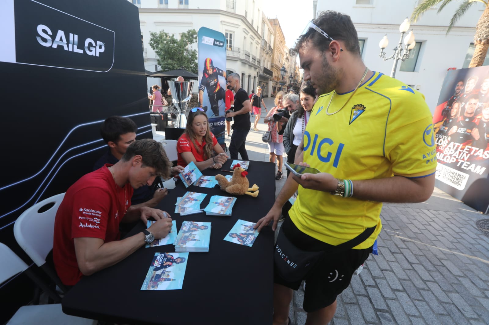 El equipo español de SailGP se encuentra con el público gaditano