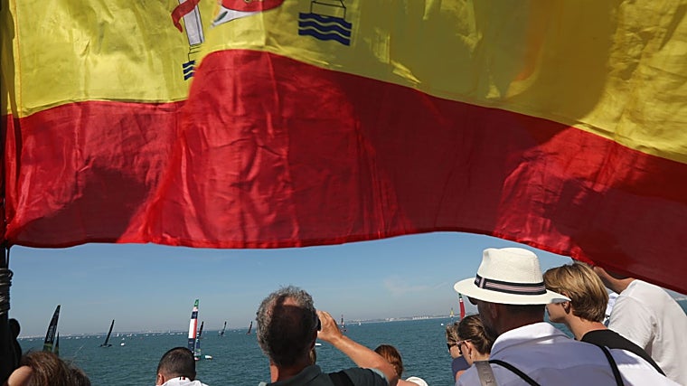 La afición española no dejó solos a Los Gallos en Cádiz.