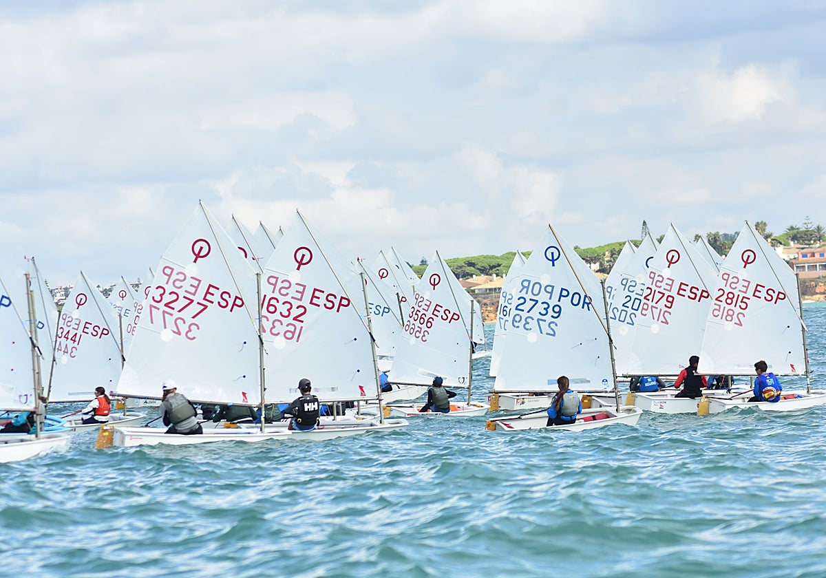El X Trofeo de la Hispanidad celebra la década con regatistas baleares, canarios y andaluces, y de Portugal