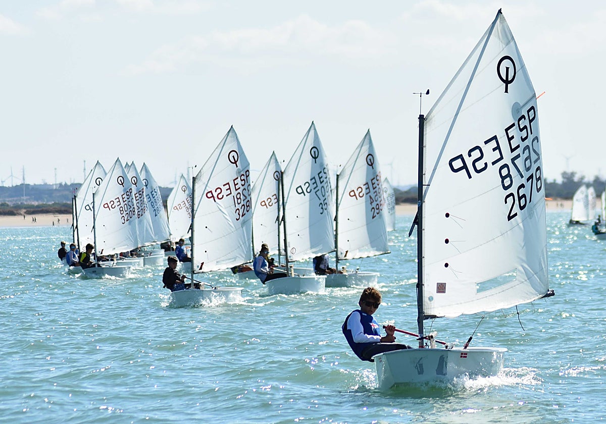 El X Trofeo de la Hispanidad de Optimist se pone en liza en las aguas de la Bahía de Cádiz.