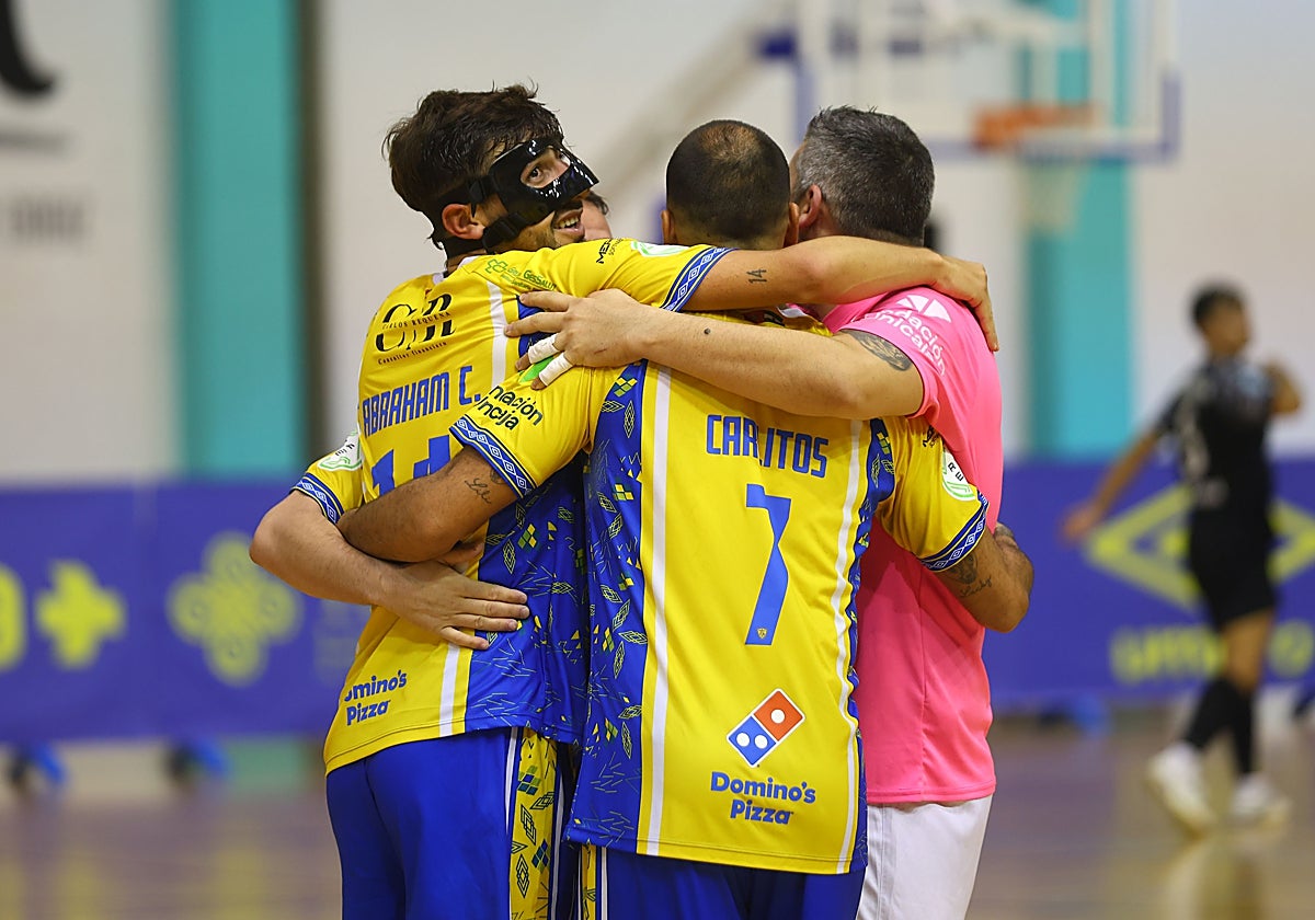 Los gaditanos celebran uno de los goles.