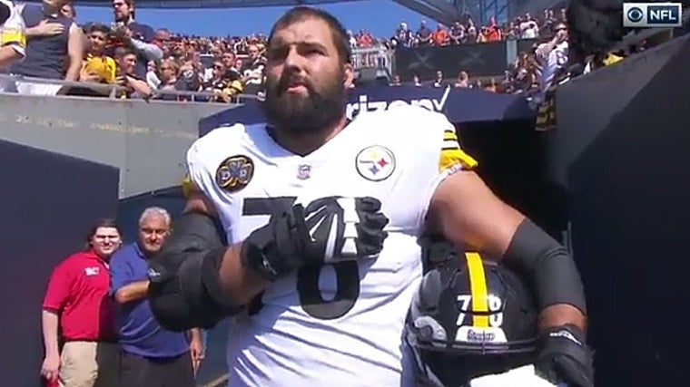 Alejandro Villanueva durante la interpretación del himno de los Estados Unidos.