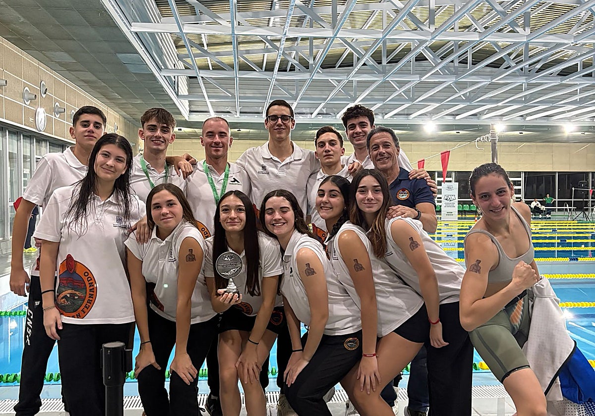 El equipo isleño celebró el éxito conseguido en Mairena de Aljarafe.