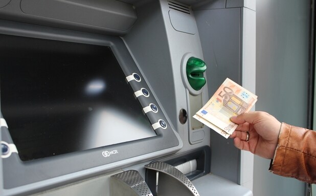 Los tres bancos que te cobrarán comisiones de hasta 60 euros a finales de octubre
