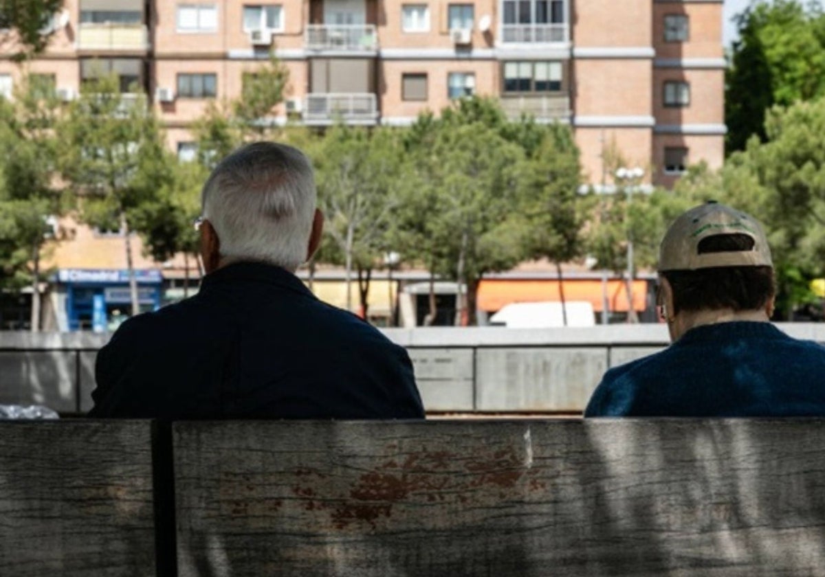 Pensionistas sentados en un banco